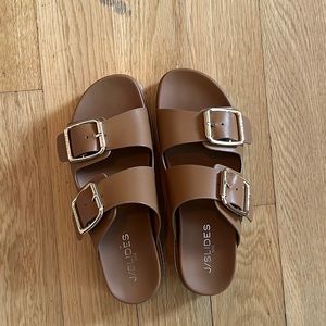 J/slides buckle platform sandal